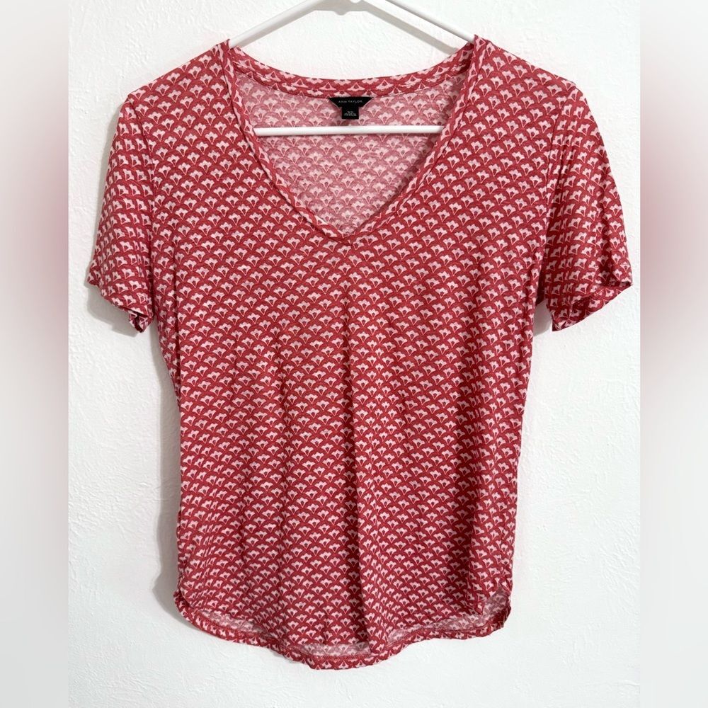 Ann Taylor red and white 100% linen floral motif short sleeve tee, size XS